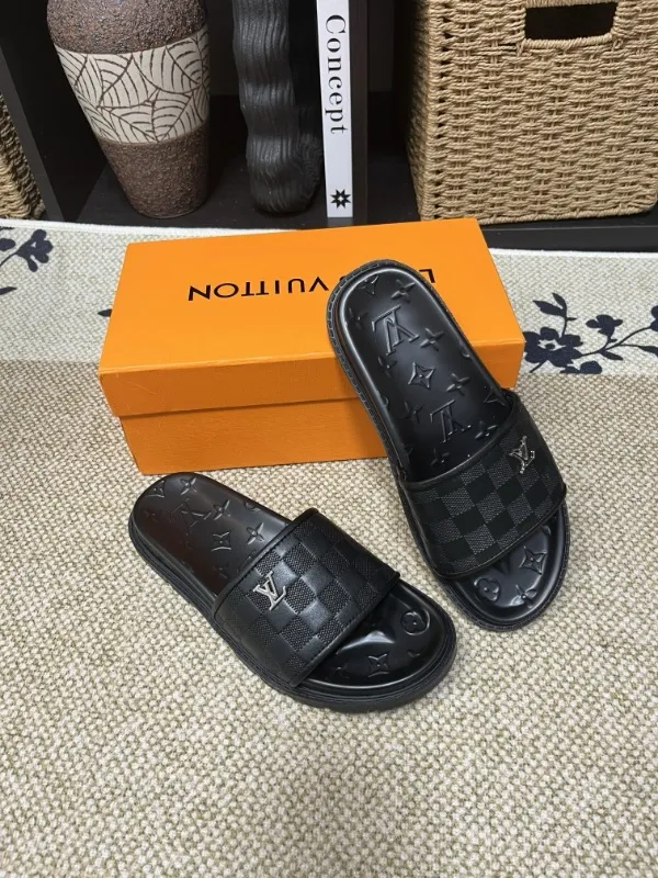 P270🏆Louis Vuitton 🏆[Louis Vuitton] Spring/Summer 2025 [Men's Flip Flops] 🎯🎯As an active family in the fashion industry ⭐ Lv is characterized by bold innovation ⚡Create this casual business style for Chinese fashionable men ✨The fabric is made of imported high-grade cowhide 🔥 Clean and neat ⚡Fashionable and elegant🌹Breathable, sweat-absorbent and deodorant👈So luxurious, high-end and domineering. 👍Must be sold if you repost the picture. Number of yards: 38--46. Color: 🎉 For large quantities. Welcome to repost.